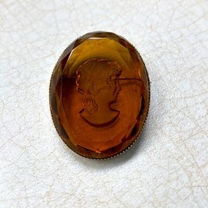 Charming vintage cameo brooch